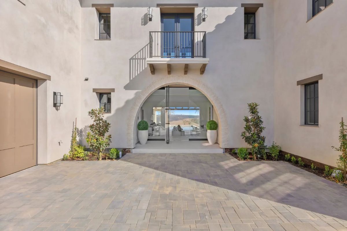 Inside-15995000-Newport-Beach-Home-Enjoys-Panoramic-Ocean-View-12