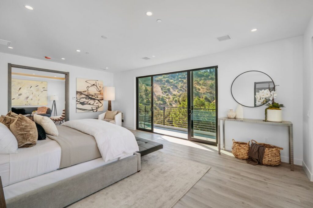 Living with Amazing Views in Sherman Oaks Home