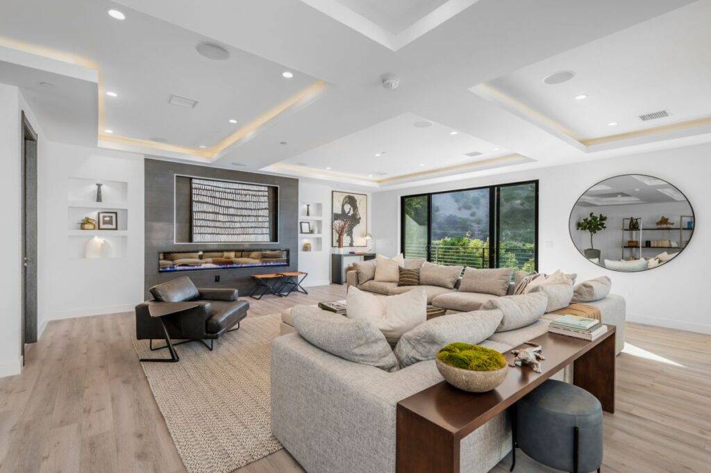 Living with Amazing Views in Sherman Oaks Home