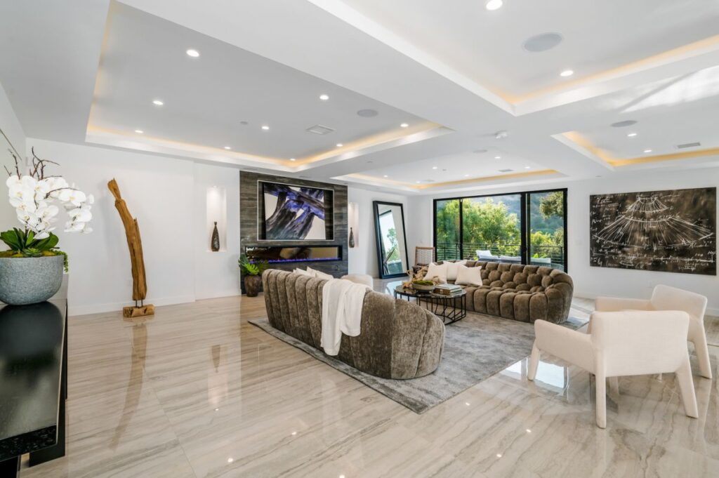 Living with Amazing Views in Sherman Oaks Home