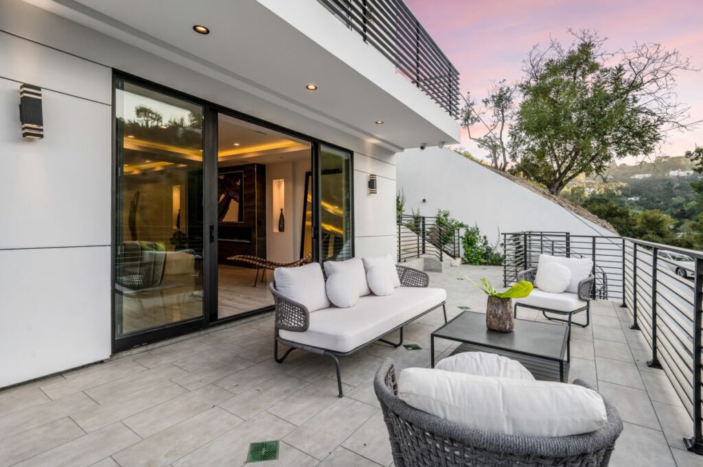 Living with Amazing Views in Sherman Oaks Home