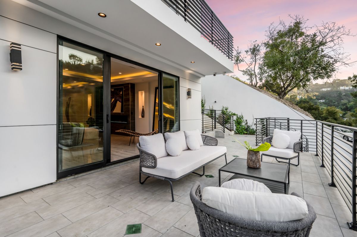 Living-with-Amazing-Views-in-Sherman-Oaks-Home-for-Sale-at-5199999-36