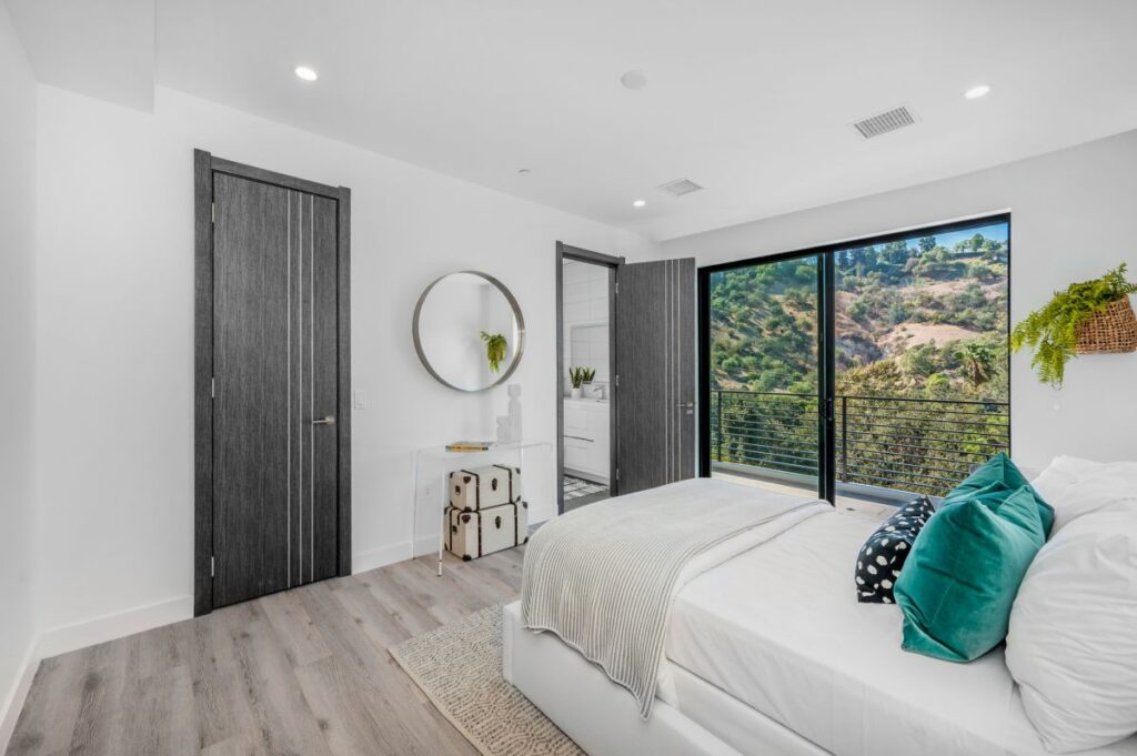 Living with Amazing Views in Sherman Oaks Home