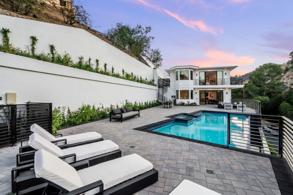 Living with Amazing Views in Sherman Oaks Home