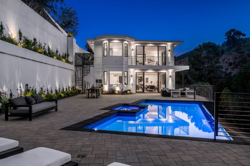 Living with Amazing Views in Sherman Oaks Home