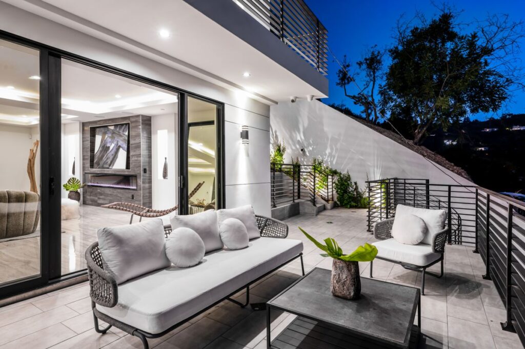 Living with Amazing Views in Sherman Oaks Home
