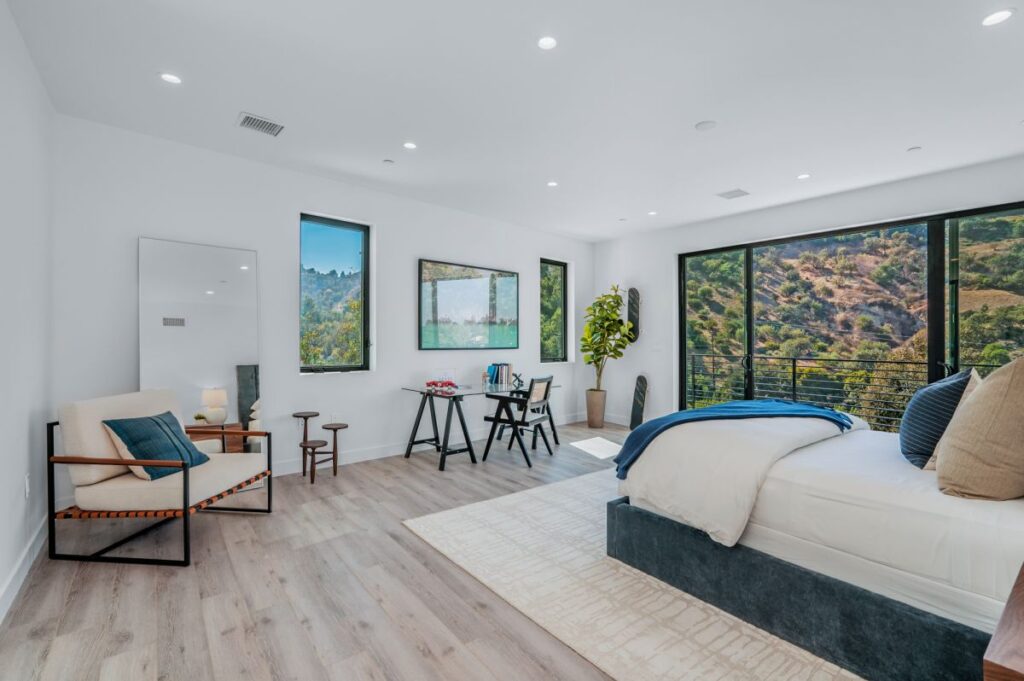 Living with Amazing Views in Sherman Oaks Home