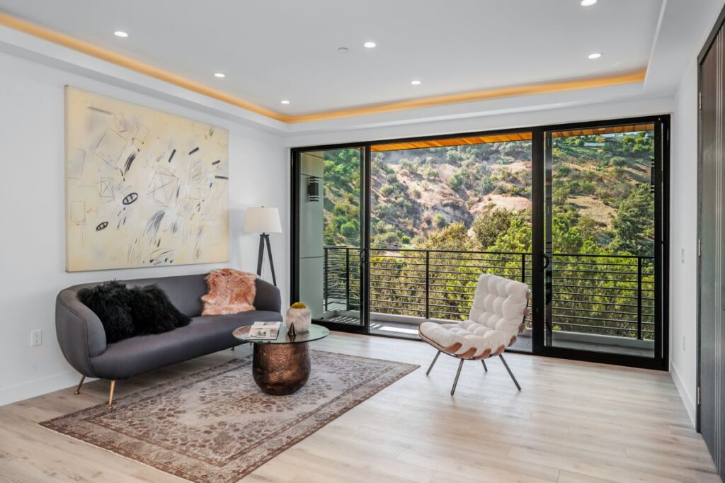 Living with Amazing Views in Sherman Oaks Home