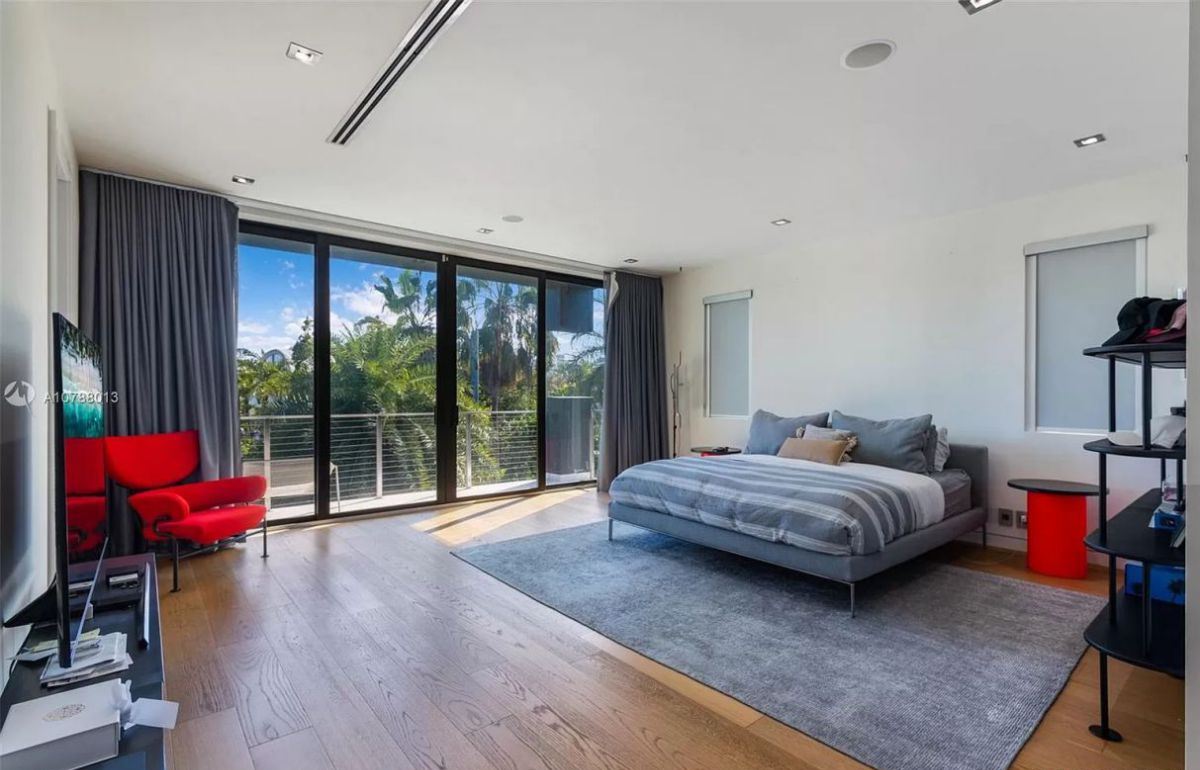 Luxurious-Living-in-Miami-Beach-Modern-Home-asking-for-3490000-20