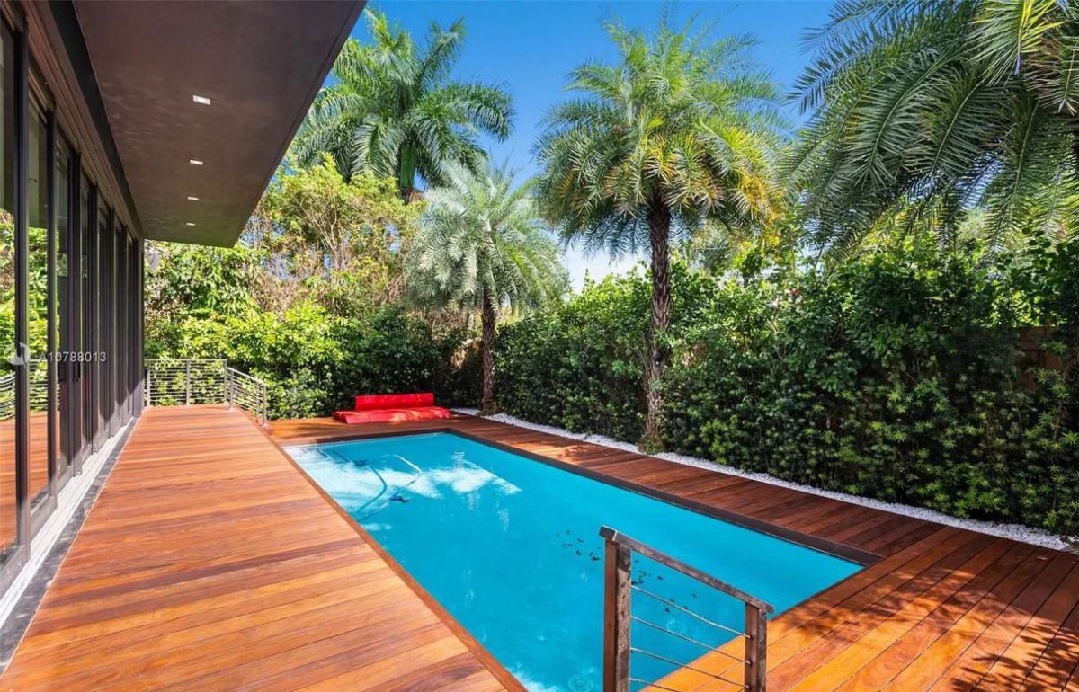 Luxurious-Living-in-Miami-Beach-Modern-Home-asking-for-3490000-3