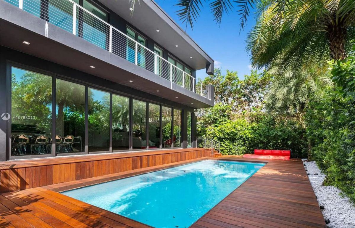 Luxurious-Living-in-Miami-Beach-Modern-Home-asking-for-3490000-4