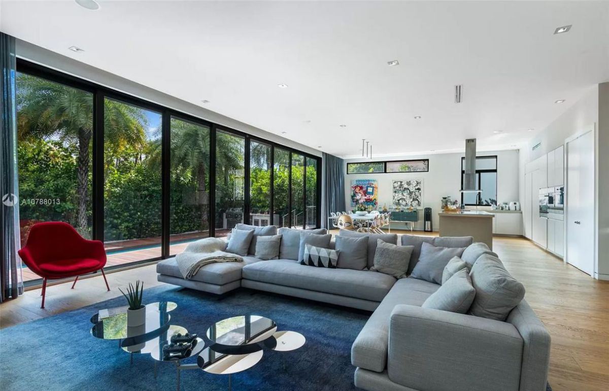 Luxurious-Living-in-Miami-Beach-Modern-Home-asking-for-3490000-8