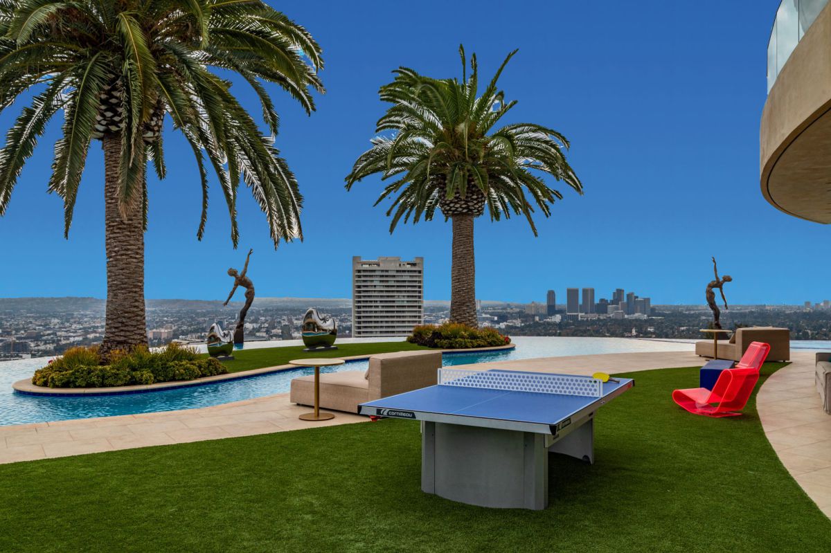 New-Mansion-in-The-Best-Location-Los-Angeles-Hits-Market-10