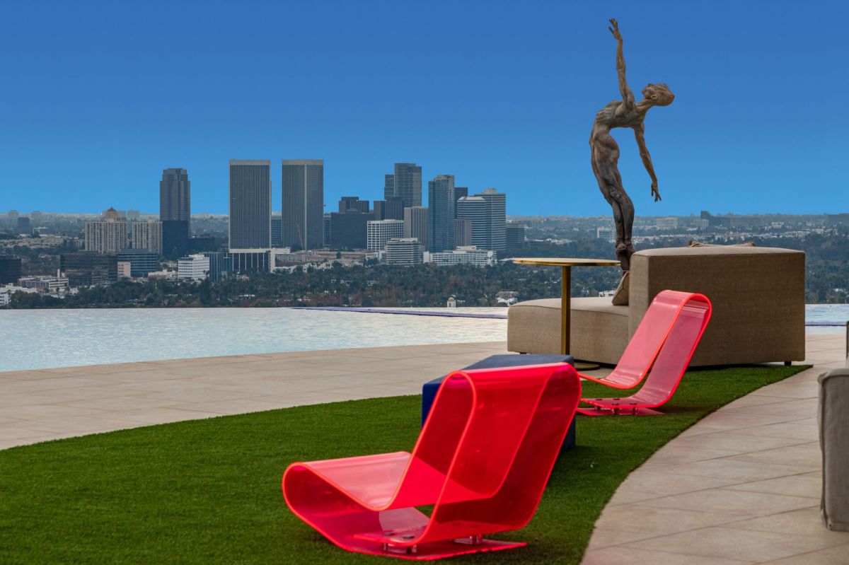 New-Mansion-in-The-Best-Location-Los-Angeles-Hits-Market-11