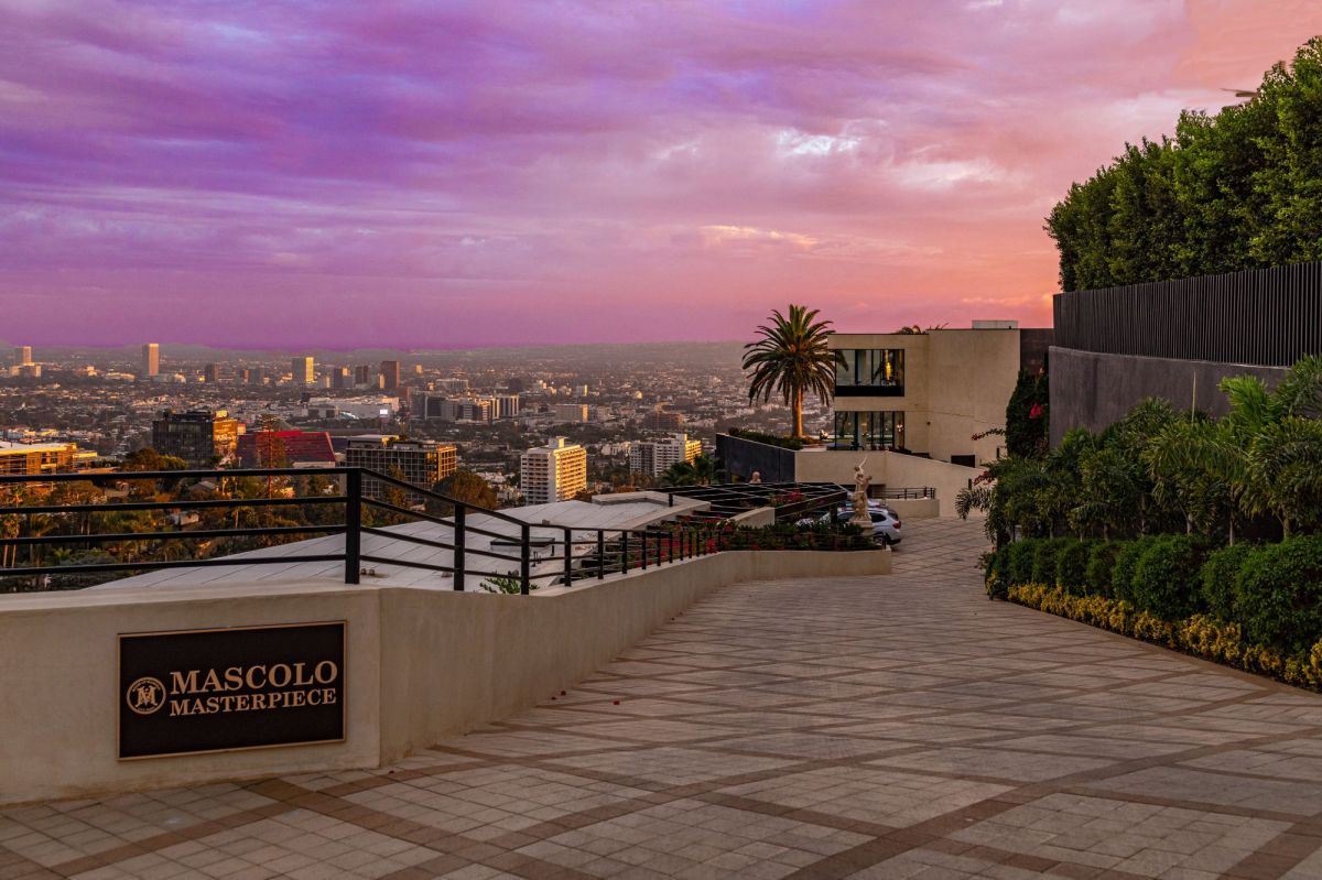 New-Mansion-in-The-Best-Location-Los-Angeles-Hits-Market-12