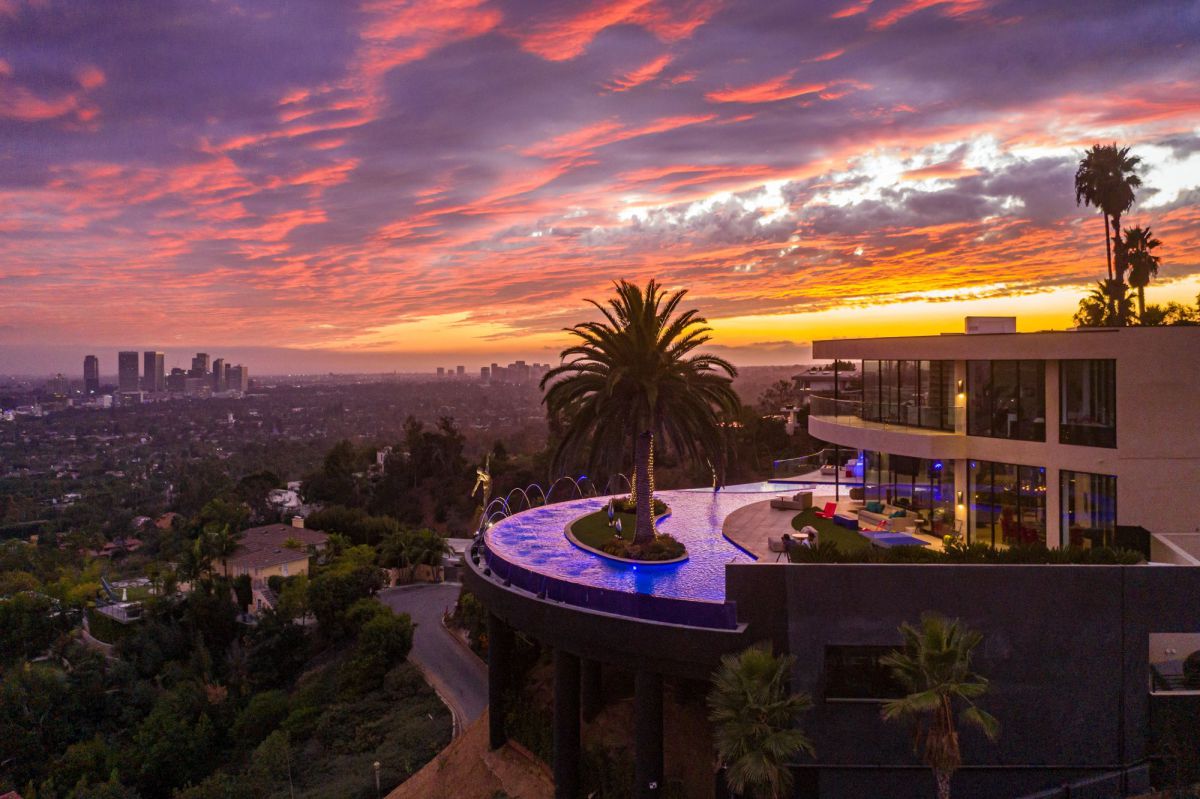 New-Mansion-in-The-Best-Location-Los-Angeles-Hits-Market-17