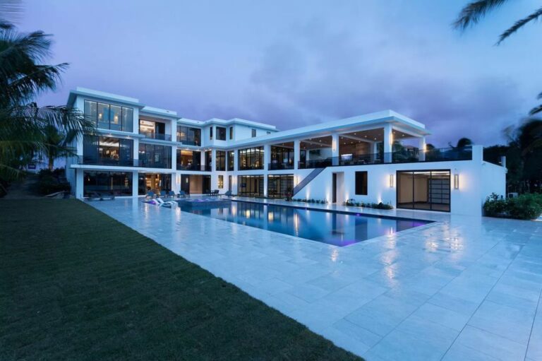 Seaside Splendor: Luxurious Ocean-to-Intracoastal Mansion in Manalapan, Florida