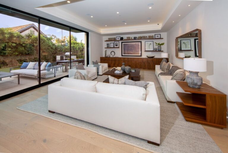 Stunning Crest Drive Modern House for Sale in Los Angeles at 4,595,000