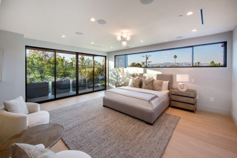 Stunning Crest Drive Modern House for Sale in Los Angeles at $4,595,000