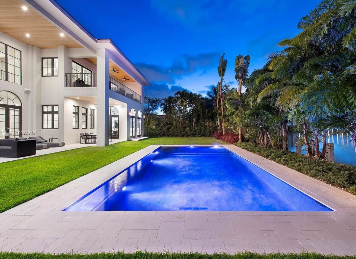 Stunning-Waterfront-Home-in-Hallandale-Beach-Asking-for-4900000-24