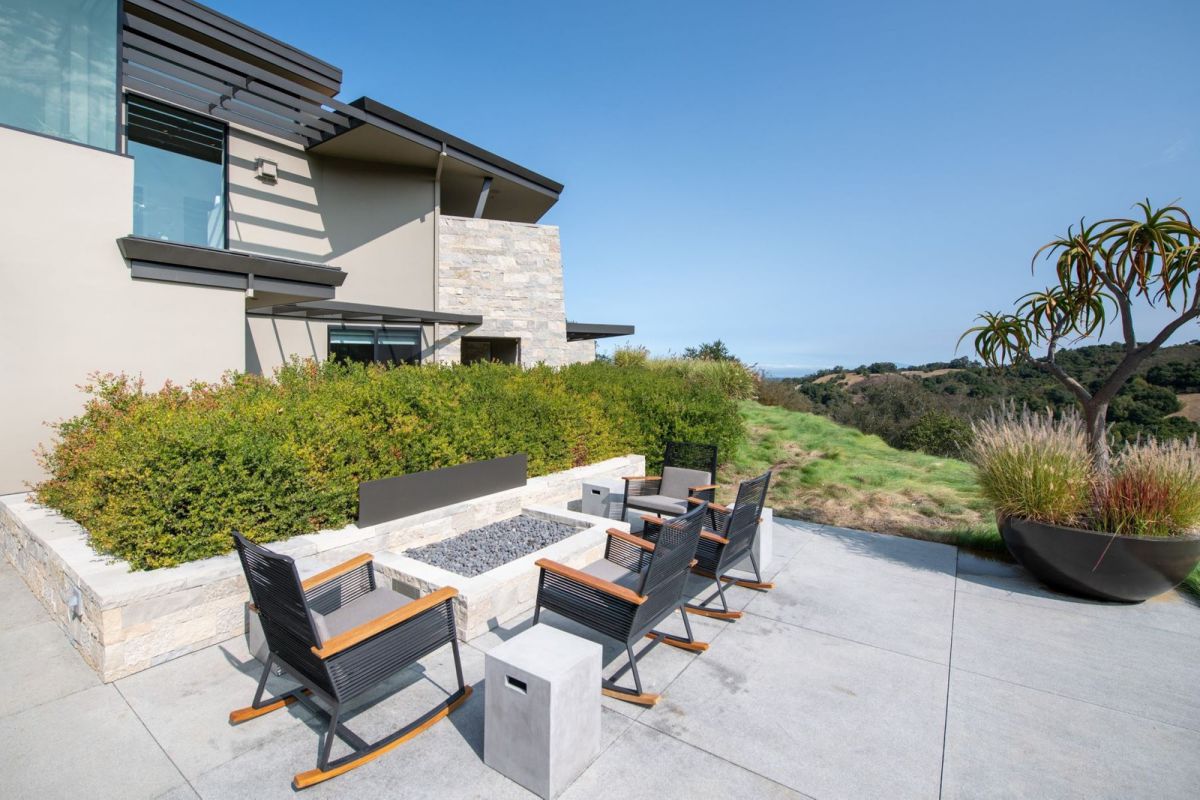 16800000-California-Residence-with-the-Beauty-of-the-Surroundings-33