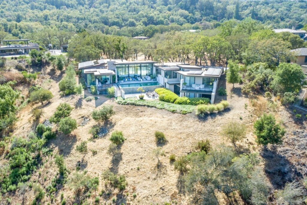 The California Residence is a masterpiece has a clear aesthetic vision for sustainability and design now available for sale. This California Residence located at 3 Redberry Rdg, Portola Valley, California; offering 5 bedrooms and 7 bathrooms with over 10,000 square feet of living spaces.