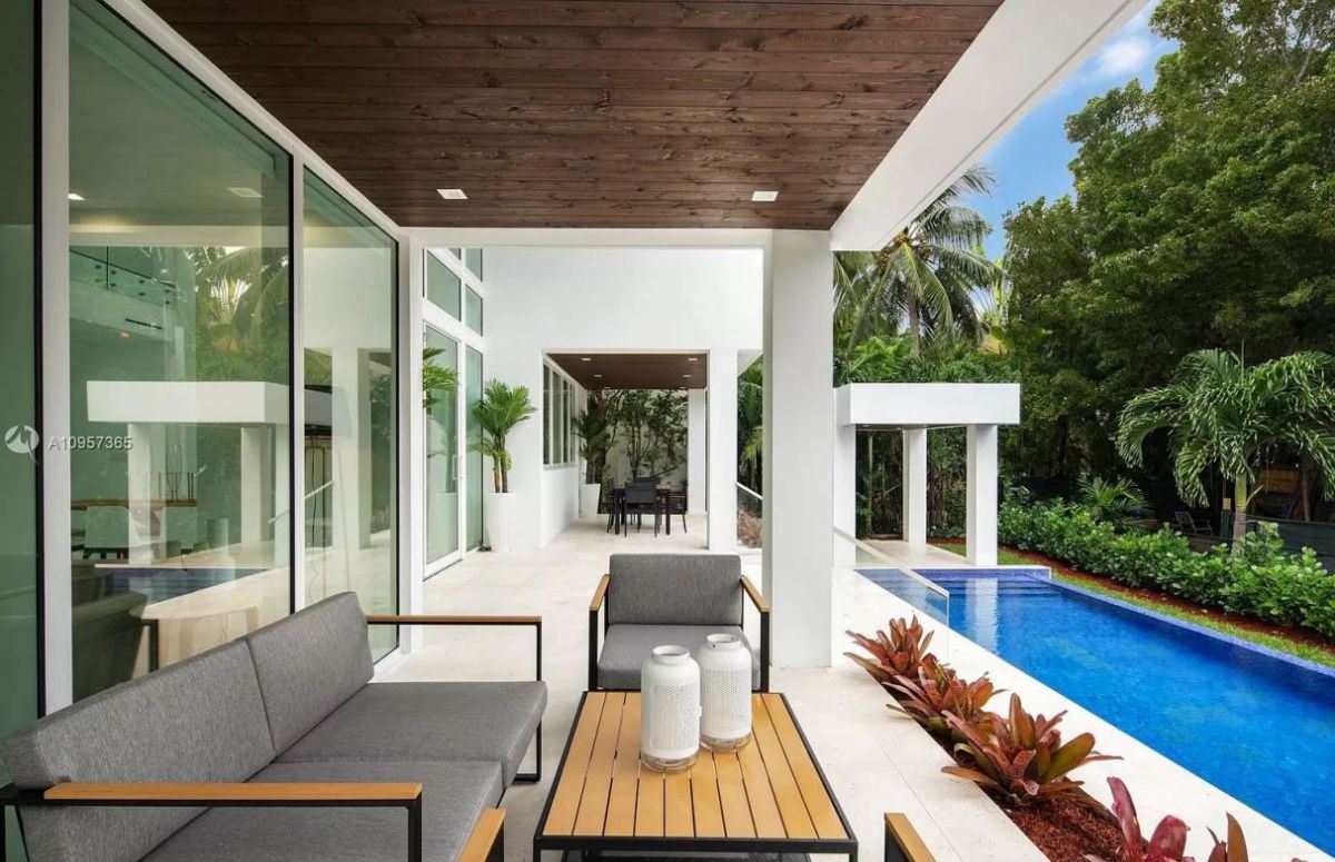 A-Brand-New-Modern-Home-in-Key-Biscayne-hits-Market-for-4690000-20