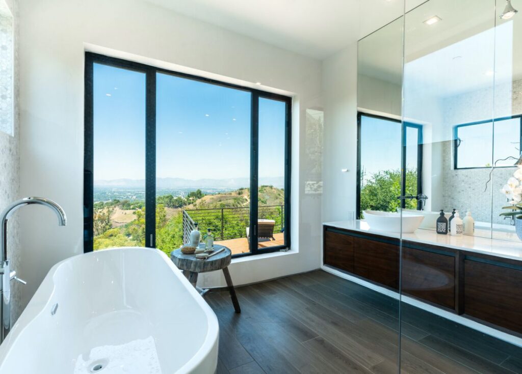 A Breathtaking Views Modern Home in Beverly Hills Selling for $4,995,000