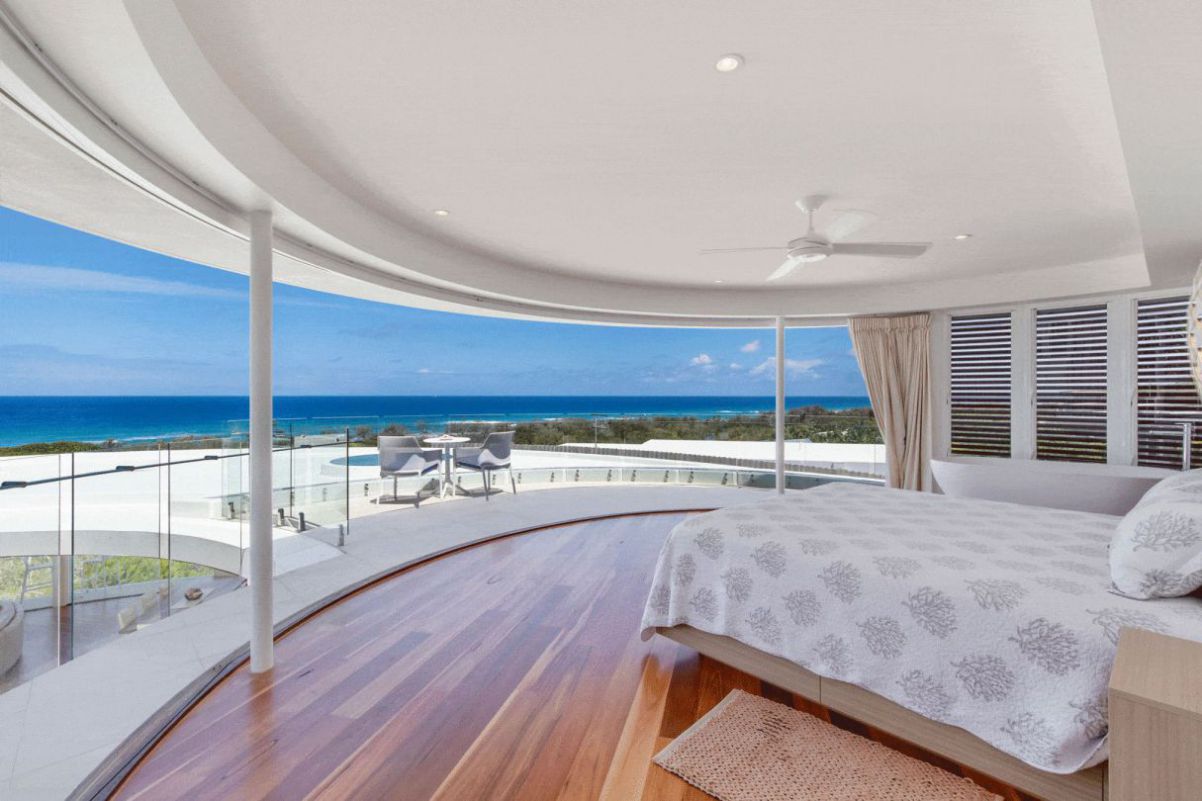 A-Sensational-Absolute-Beachfront-Home-by-Chris-Clout-Design-8