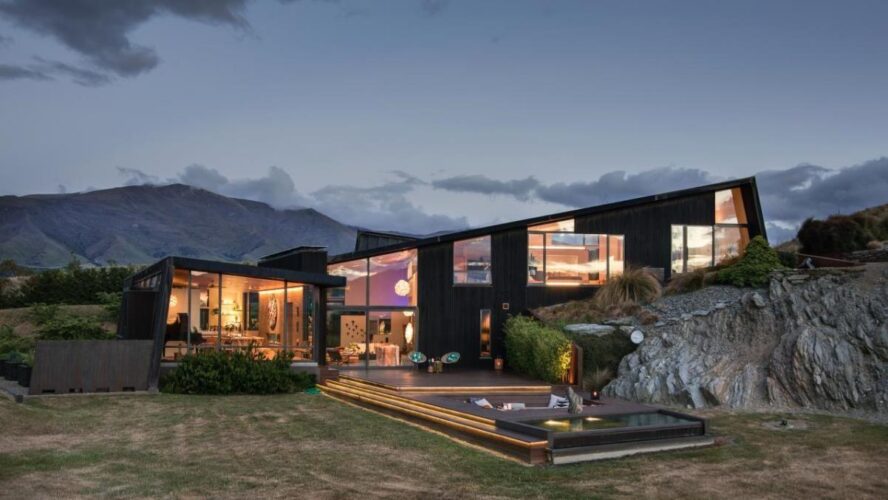 An Exceptional Contemporary Home in Lake Hayes, New Zealand