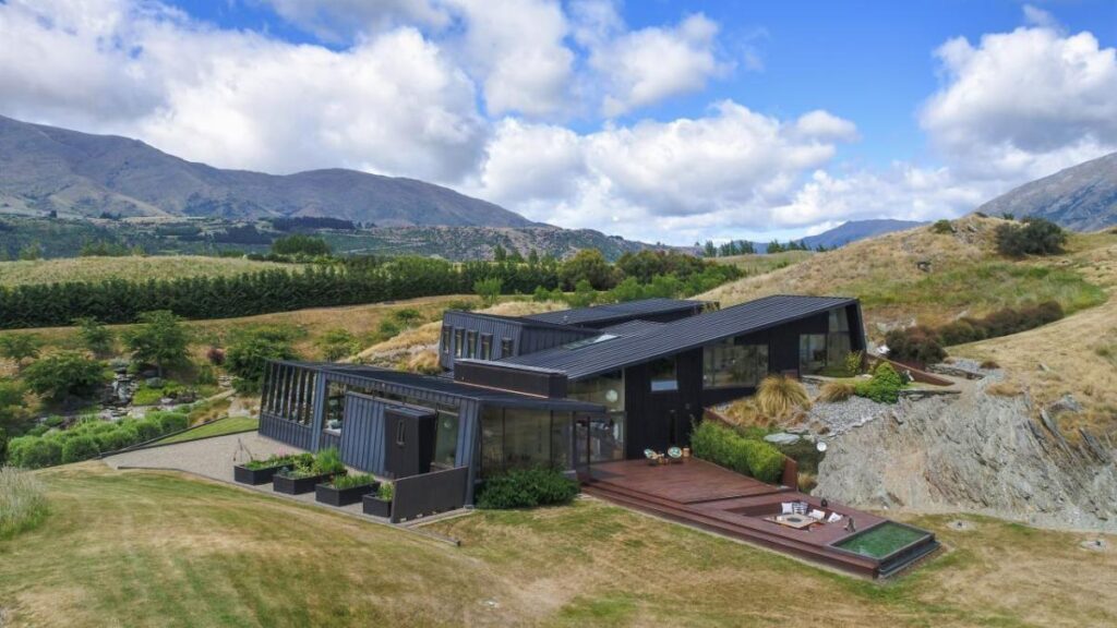 An Exceptional Contemporary Home in Lake Hayes, New Zealand