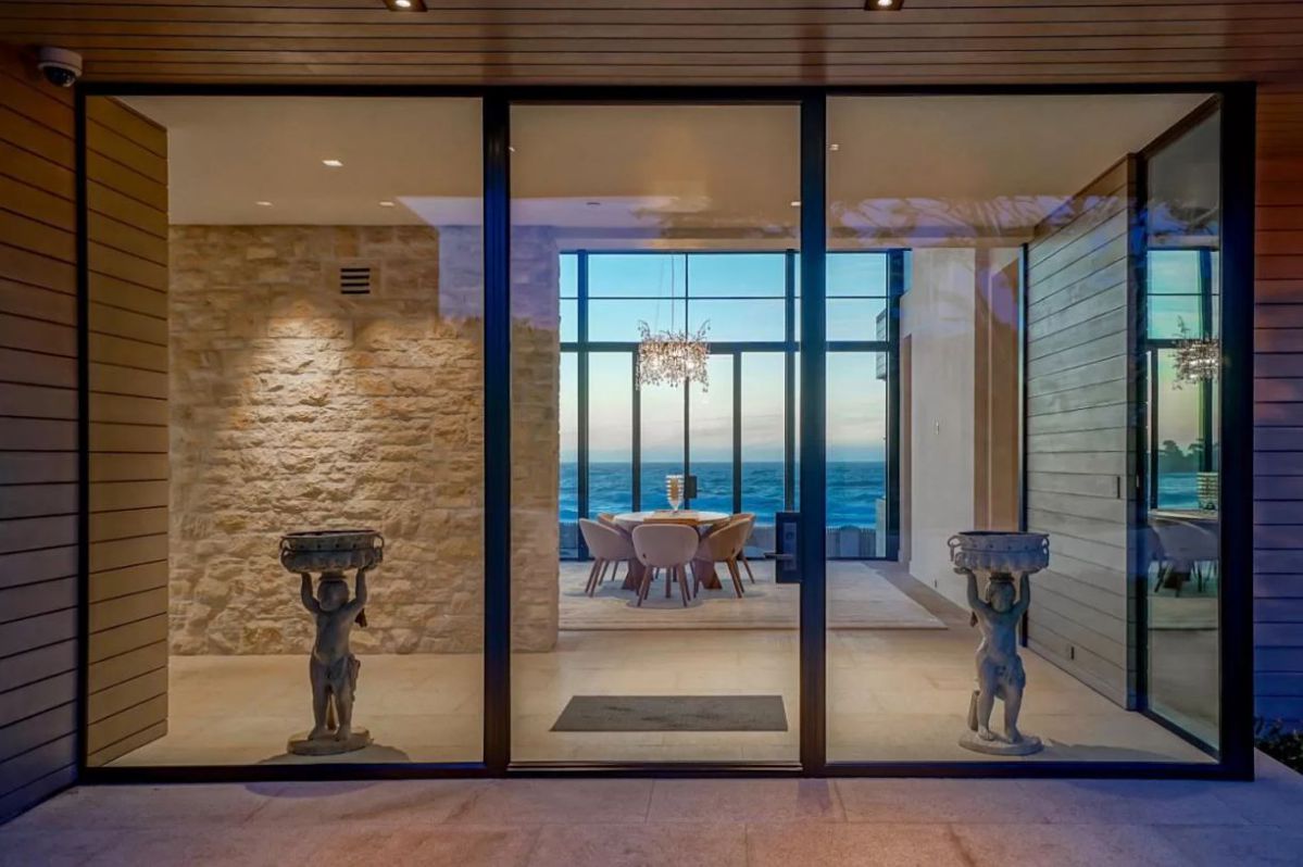 Dreamy-Beachside-Living-in-California-Home-asking-for-16900000-5