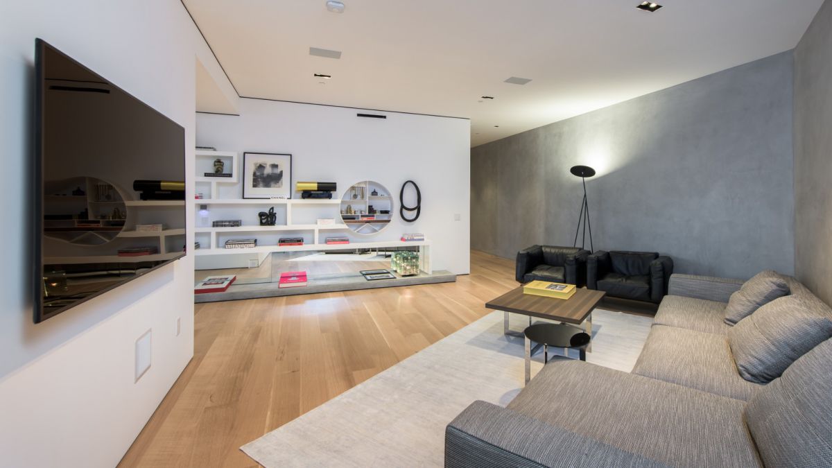 Who doesn't appreciate a living room that is extremely bright and breezy in gray? When contrasted with a truly deep grey or a black, the palest of grays on the walls give a room such a lofty exquisite atmosphere. It simply grounds all those light hues and lends some clarity to the space. With cushions, throw rugs, or even an accent chair, bring in those darker hues. 