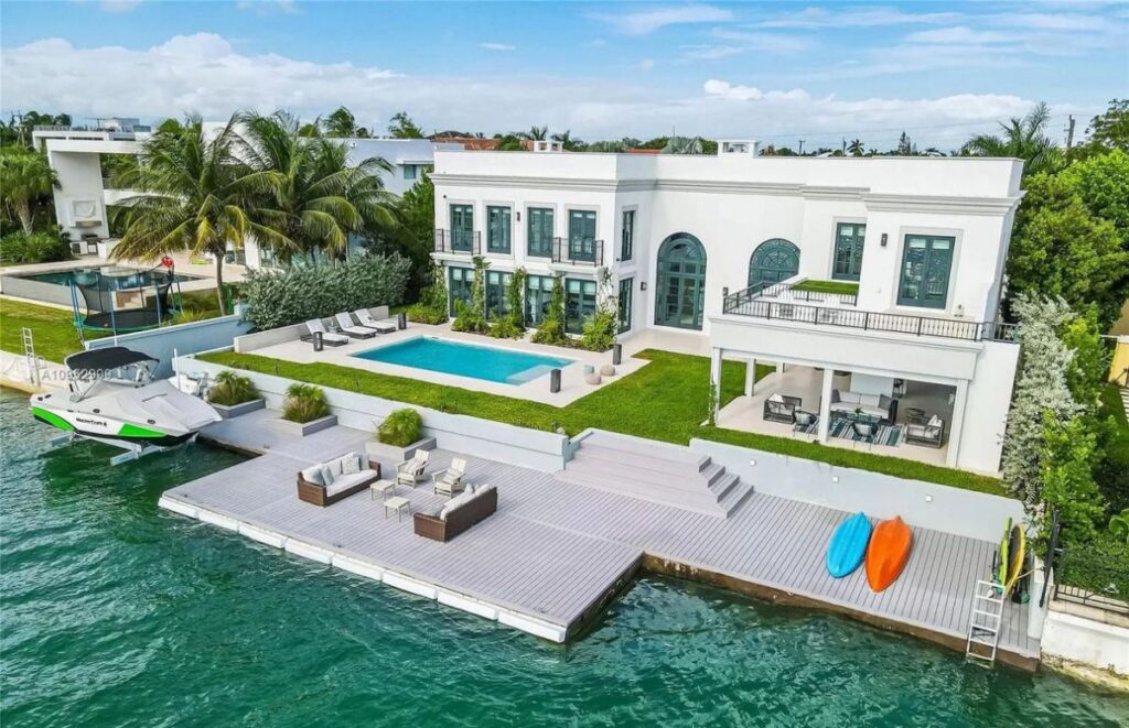 The House in Key Biscayne is a luxurious waterfront estate with spectacular daily sunset views and exquisite decoration now available for sale. This home located at 610 S Mashta Dr, Key Biscayne, Florida; offering 7 bedrooms and 7 bathrooms with over 6,400 square feet of living spaces.