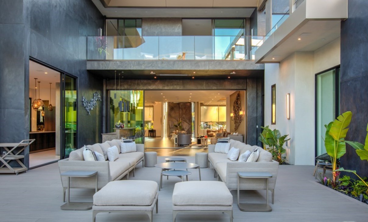 Inside-A-21995000-Exquisitely-Beverly-Hills-Home-Just-Hit-The-Market-10