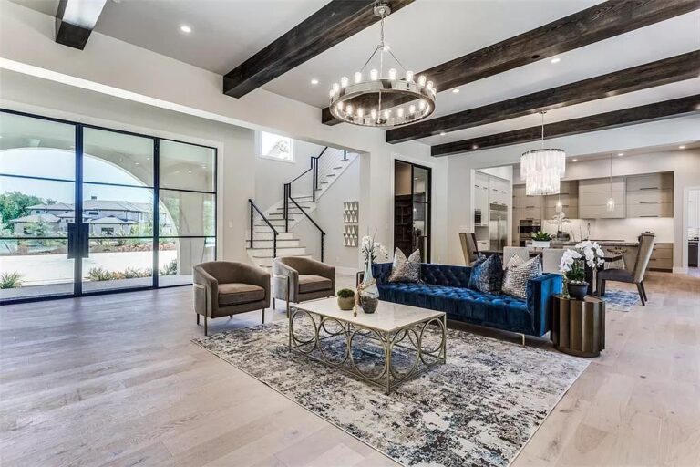 Inside A $2,999,900 Transitional Home in Texas with Beautiful Finishes