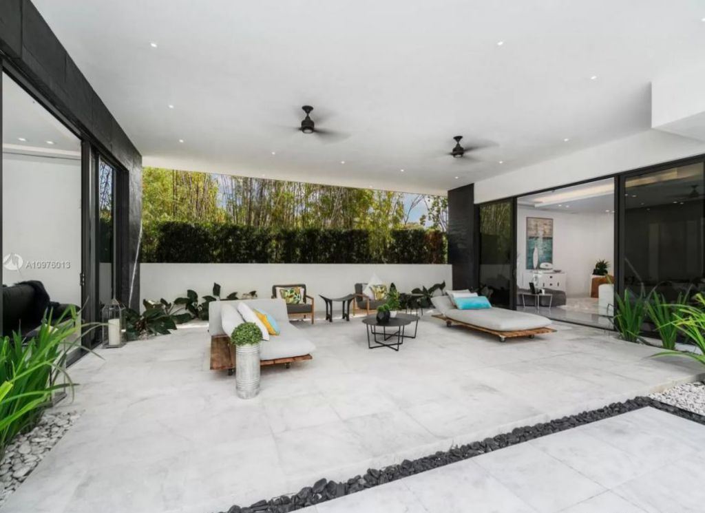 Inside-An-Ingenious-Florida-Mansion-in-Pinecrest-Asking-for-9800000-26