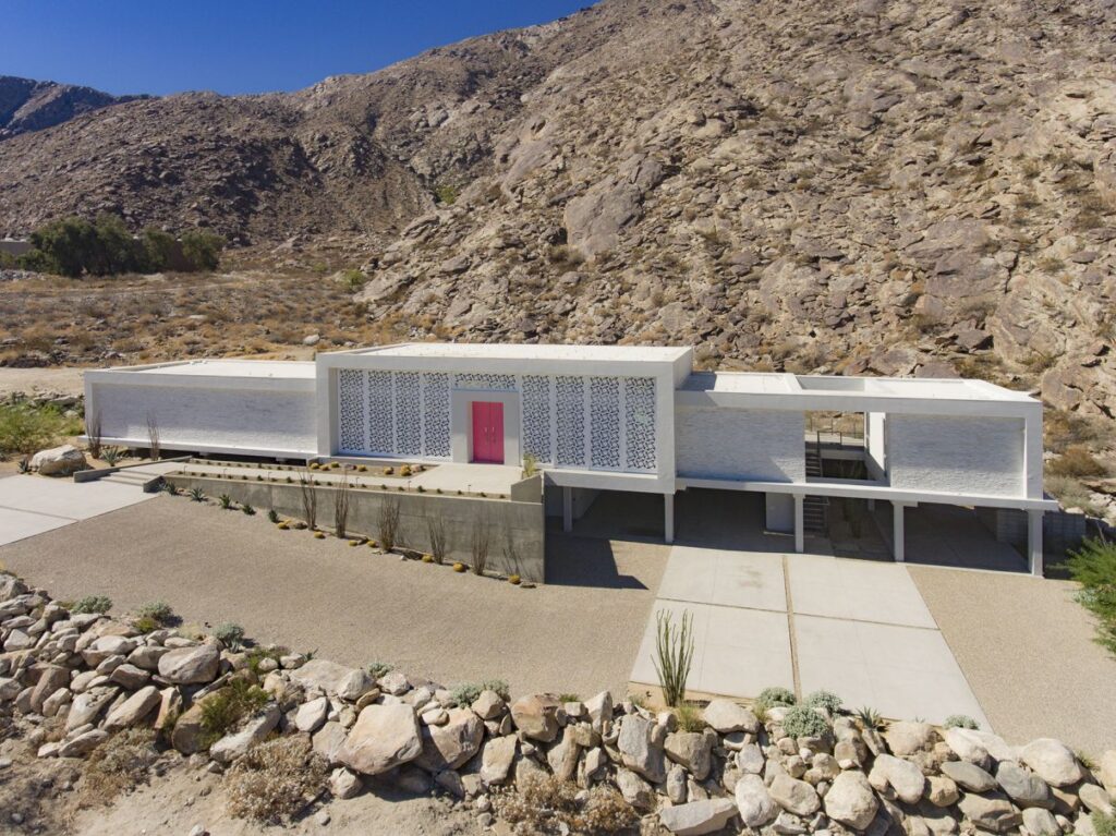Screen House in Palm Springs, California was designed by Cioffi Architect in Modern style offers incredible mountain living with 4 bedrooms, 5 bathrooms in 3,800 square feet of living spaces. This home located on beautiful lot overlooking the valley floor in the famous Palm Springs Tennis Club; and wonderful outdoor living spaces including patio, pool, garden and more.