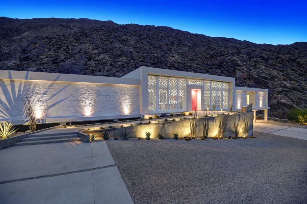 Screen House in Palm Springs, California was designed by Cioffi Architect in Modern style offers incredible mountain living with 4 bedrooms, 5 bathrooms in 3,800 square feet of living spaces. This home located on beautiful lot overlooking the valley floor in the famous Palm Springs Tennis Club; and wonderful outdoor living spaces including patio, pool, garden and more.