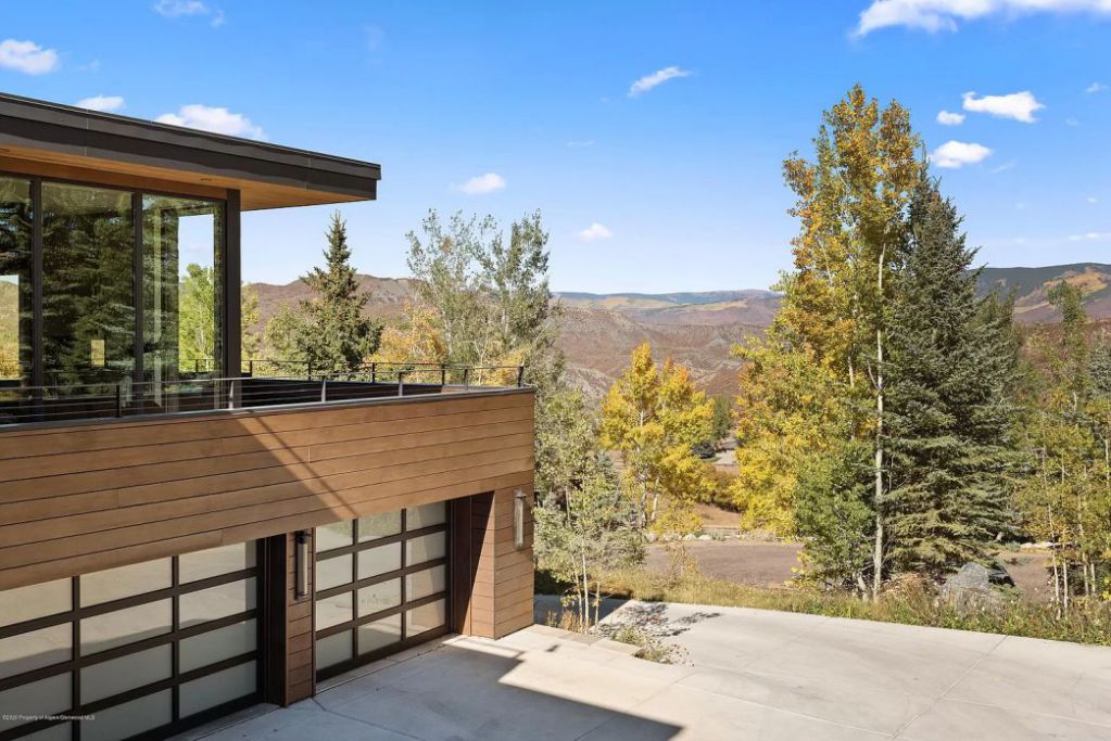 This-8995000-Colorado-Home-brings-A-Gracious-Entertaining-23