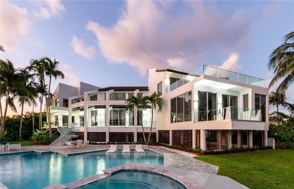 This $12,900,000 Florida Mansion Showcasing Unobstructed Bay Views