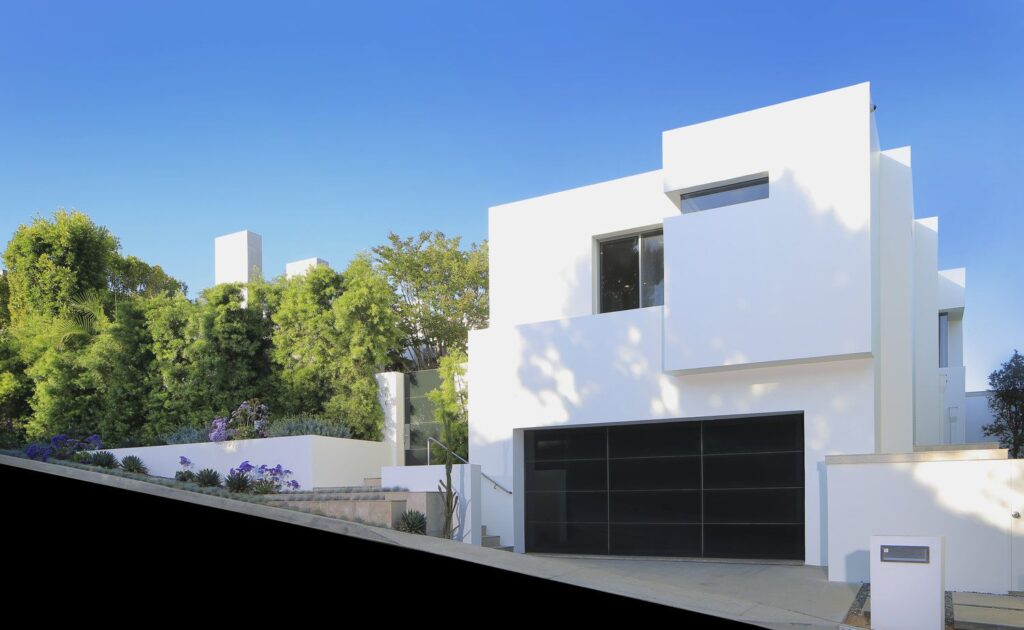 Timeless Architecture in Los Angeles Has Serene Private Courtyard