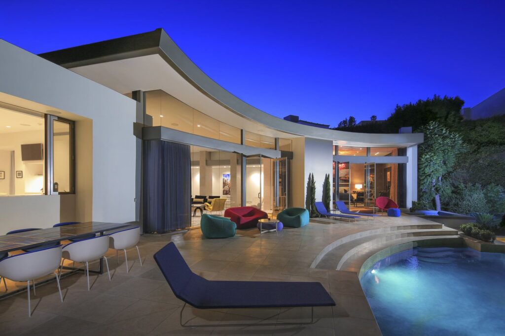 Timeless Architecture in Los Angeles Has Serene Private Courtyard