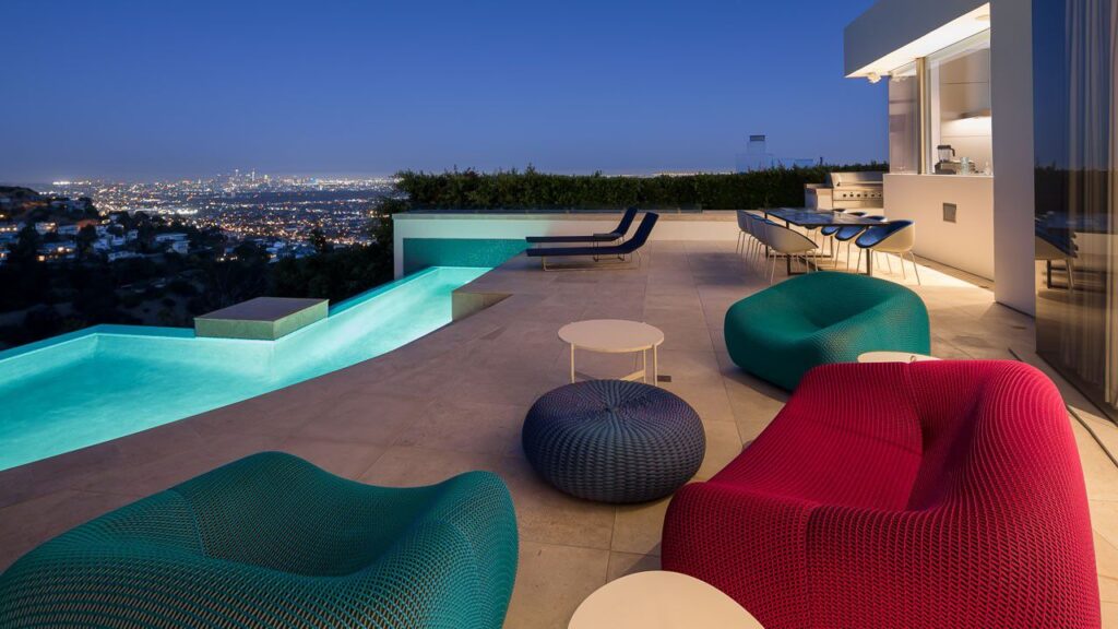 Timeless Architecture in Los Angeles Has Serene Private Courtyard