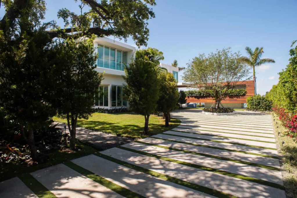 A Fabulous Work of Art With Pool and Spa Combo at Miami Beach, Florida