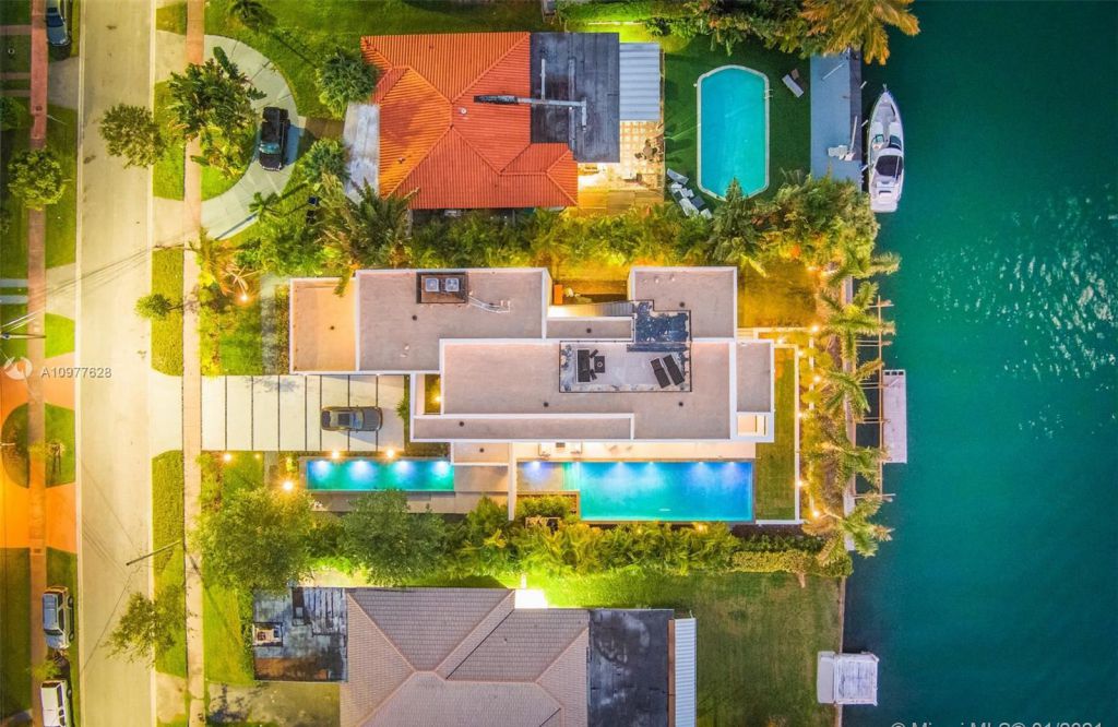 The Miami Beach House is a modern estate boasting opulence and sophistication sits in a quiet gated community now available for sale. This home located at 860 S Shore Dr, Miami Beach, Florida; offering 5 bedrooms and 6 bathrooms with over 5,000 square feet of living spaces.