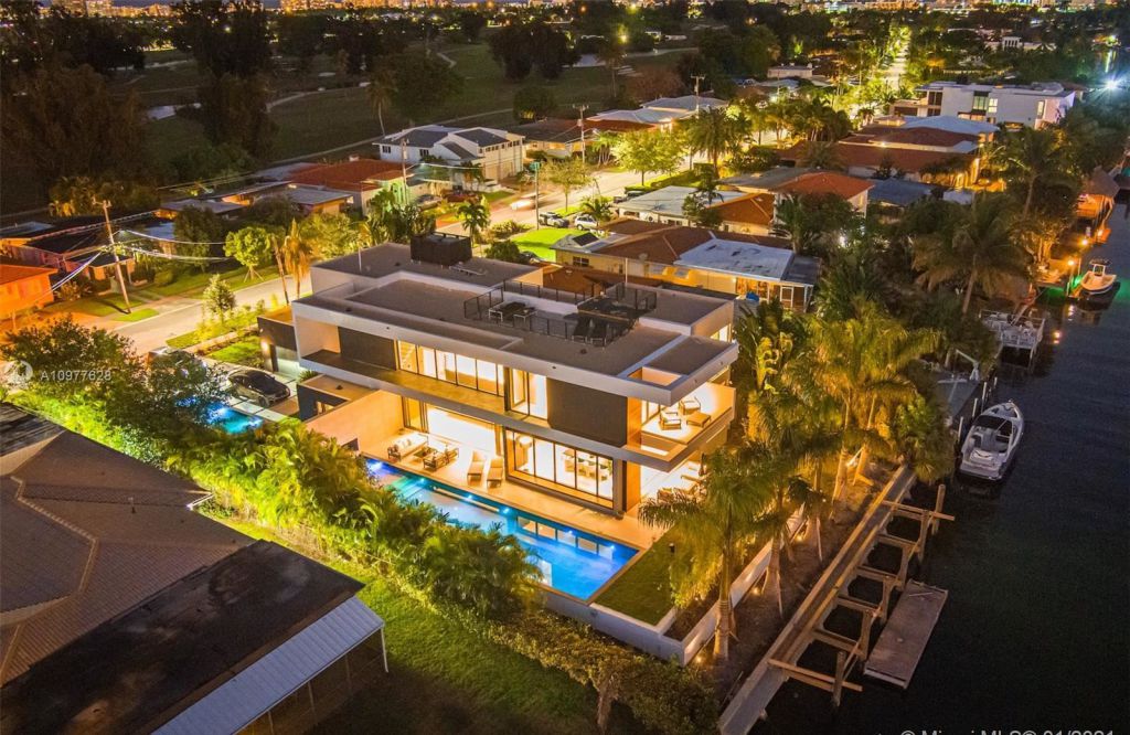 $5,990,000 Miami Beach House is A Modern Estate Boasting Opulence
