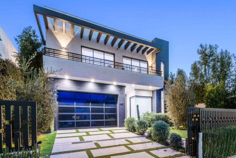 Fabulous Modern Home in the heart of Melrose Village, California