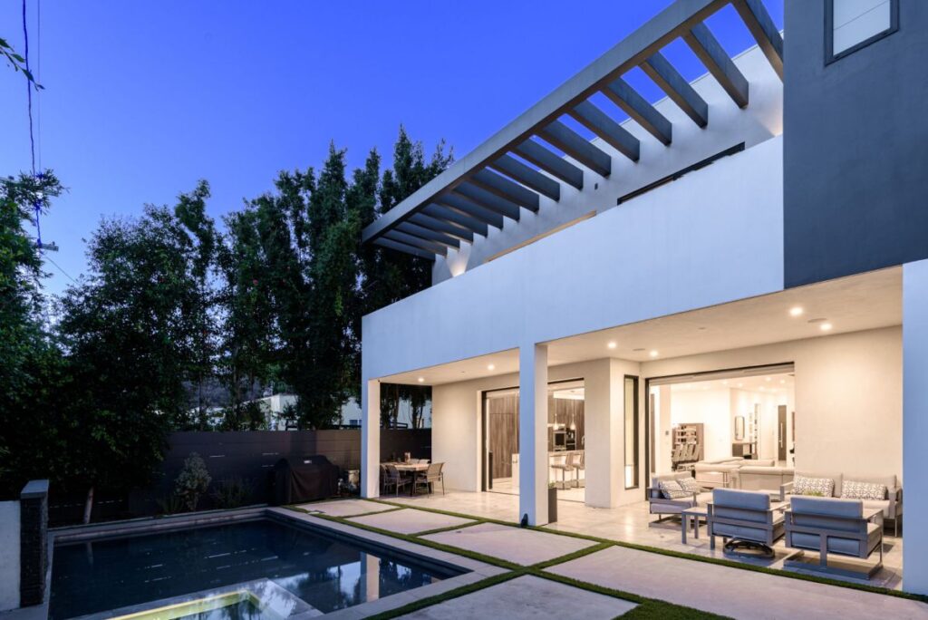 Fabulous Modern Home in the heart of Melrose Village, California