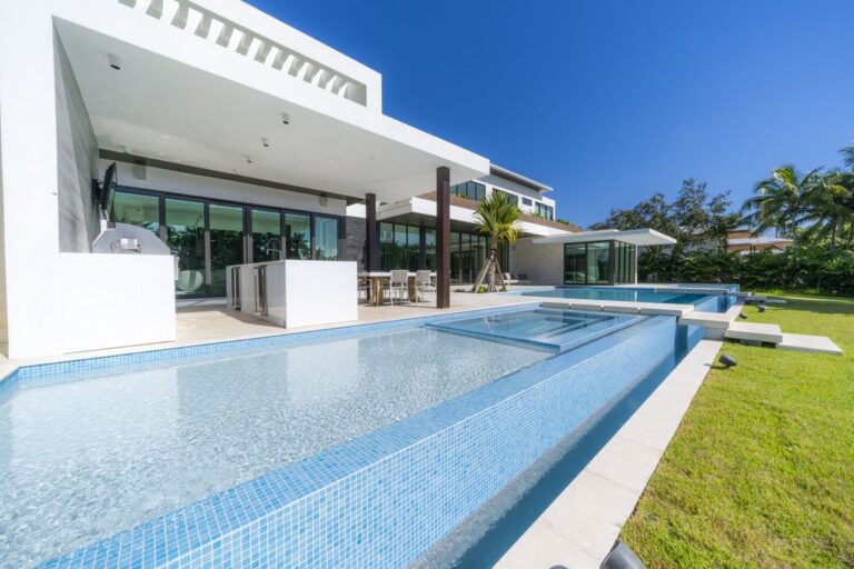 A $38,500,000 Coral Gables Mansion features Luxurious Waterfront Living